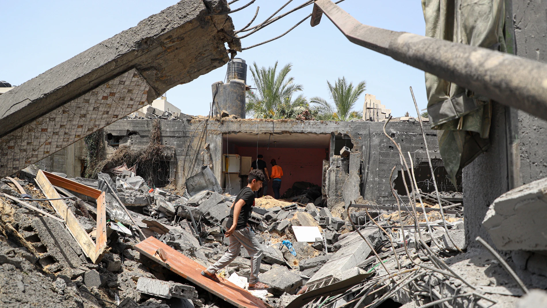 Palesstinos inspeccionan un edificio destruido por un bombardeo del Ejército de Israel contra la ciudad de Beit Hanun, en el norte de la Franja de Gaza (archivo) (Foto de ARCHIVO)12/05/2023
