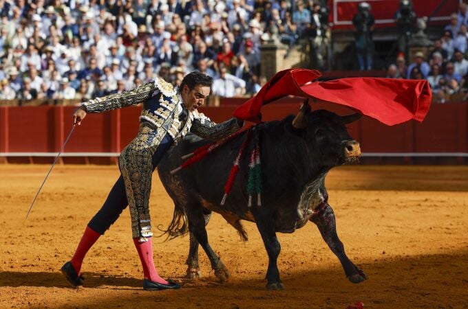 El diestro Manuel Jesús 'El Cid' da un pase a su primer toro durante el festejo de la Feria de Abril celebrado este jueves en La Real Maestranza de Sevilla, con toros de La Quinta. 