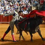 El diestro Manuel Jesús &#39;El Cid&#39; da un pase a su primer toro durante el festejo de la Feria de Abril celebrado este jueves en La Real Maestranza de Sevilla, con toros de La Quinta. 