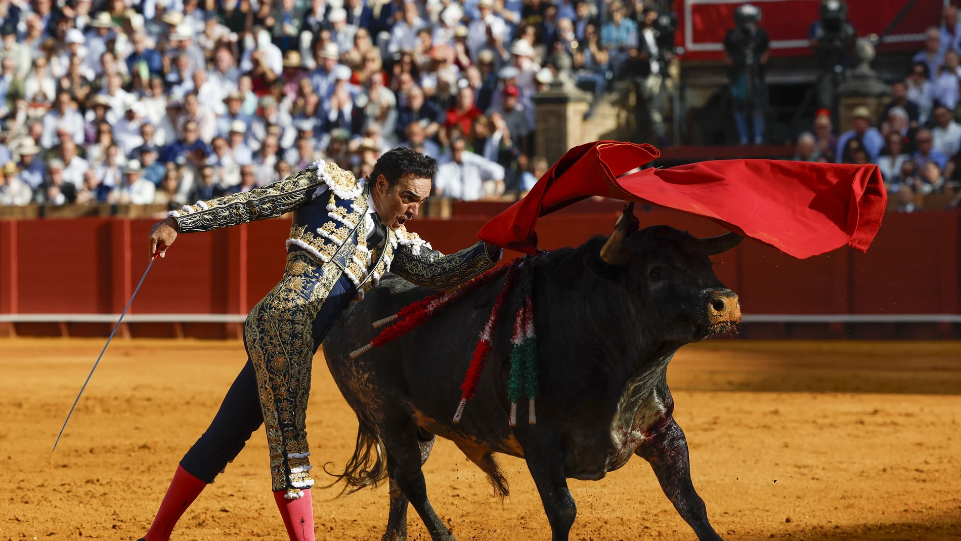 El diestro Manuel Jesús 'El Cid' da un pase a su primer toro durante el festejo de la Feria de Abril celebrado este jueves en La Real Maestranza de Sevilla, con toros de La Quinta. 