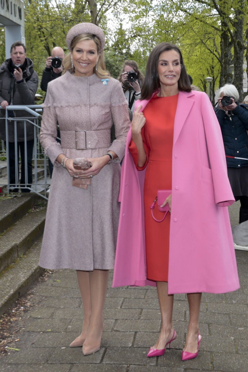 La Reina Letizia con vestido naranja.