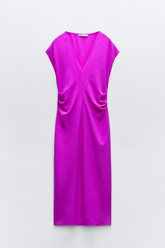 Vestido fluido en fucsia.