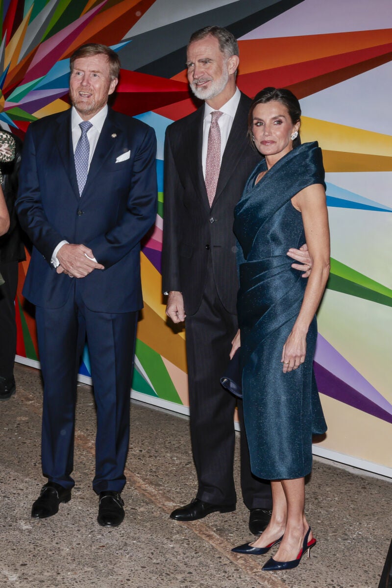 La Reina Letizia con vestido como guiño a Holanda.