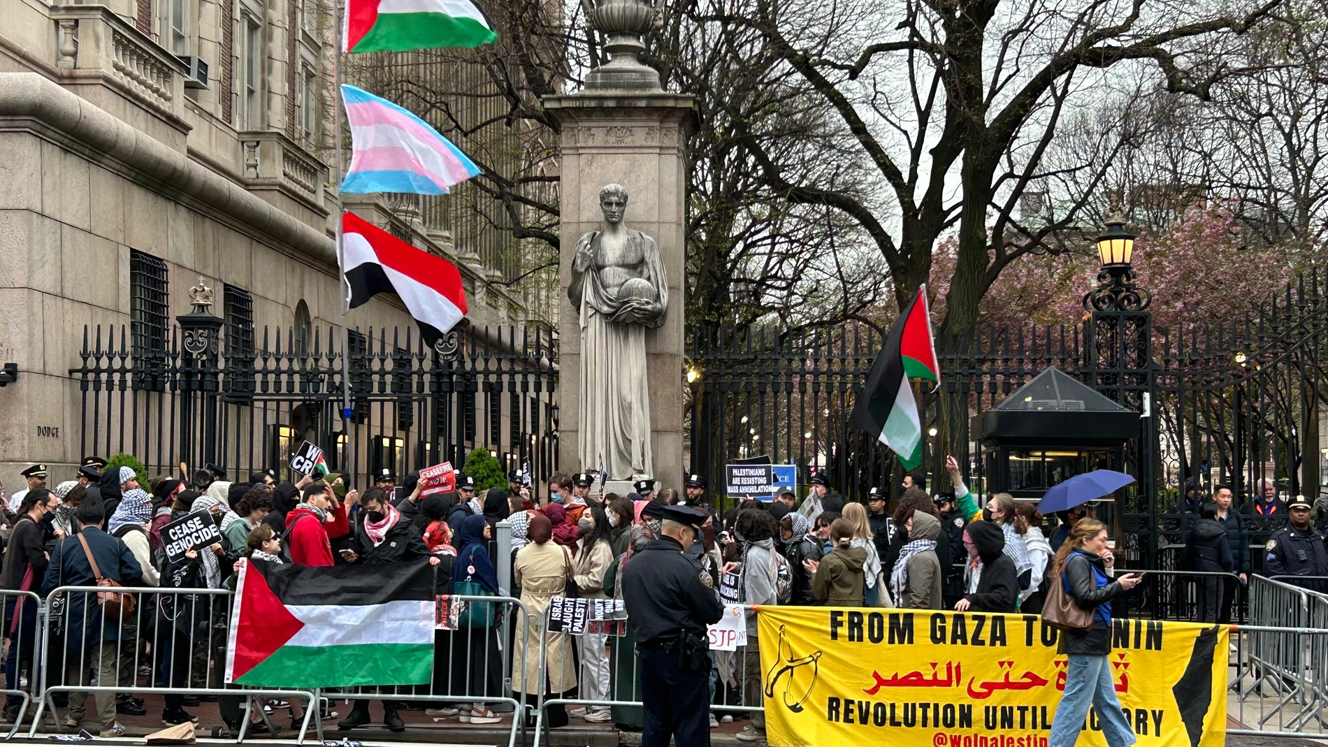 AME8334. NUEVA YORK (ESTADOS UNIDOS), 17/04/2024.- Personas participan en una protesta en apoyo a Palestina a las afueras de la Columbia University este miércoles, en Nueva York (EE. UU). EFE/ Javier Otazu Elcano 