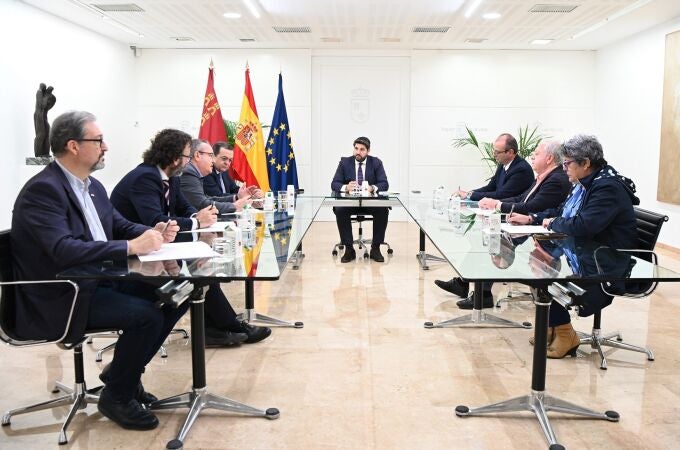 Fernando López Miras mantiene una reunión con el presidente de Croem, José María Albarracín, y con los secretarios generales de las organizaciones UGT, Antonio Jiménez, y CCOO, Santiago Navarro.