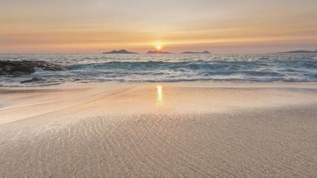 Atardecer en la playa de Samil, en Vigo, con las Islas Cíes al fondo. 