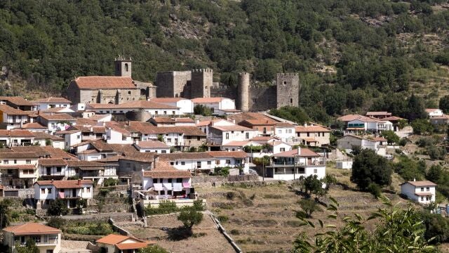 Imagen de Montemayor del Río con su imponente castillo al fondo