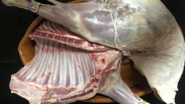 Pieza de lechazo antes de ser asado