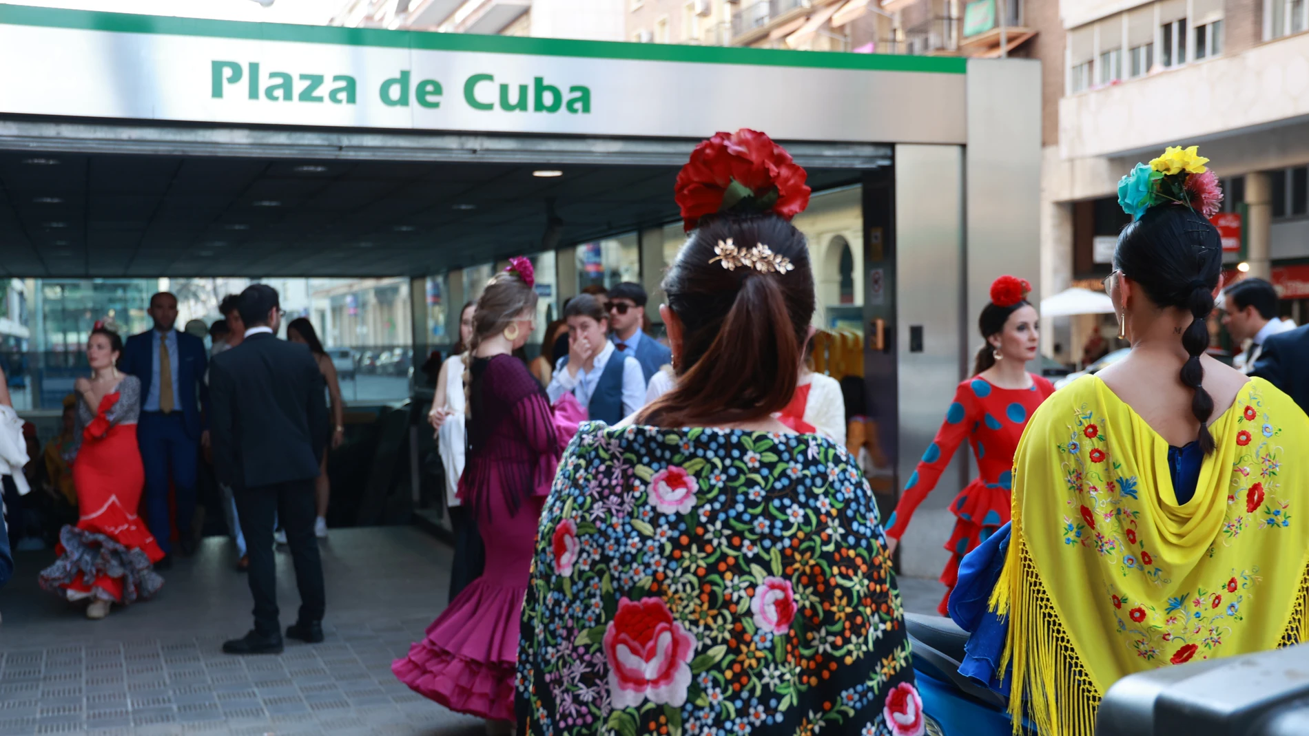 Feriantes en las inmediaciones de la estación de metro de Plaza de Cuba