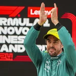 Fernando Alonso celebra su tercer puesto en la Q3 de China