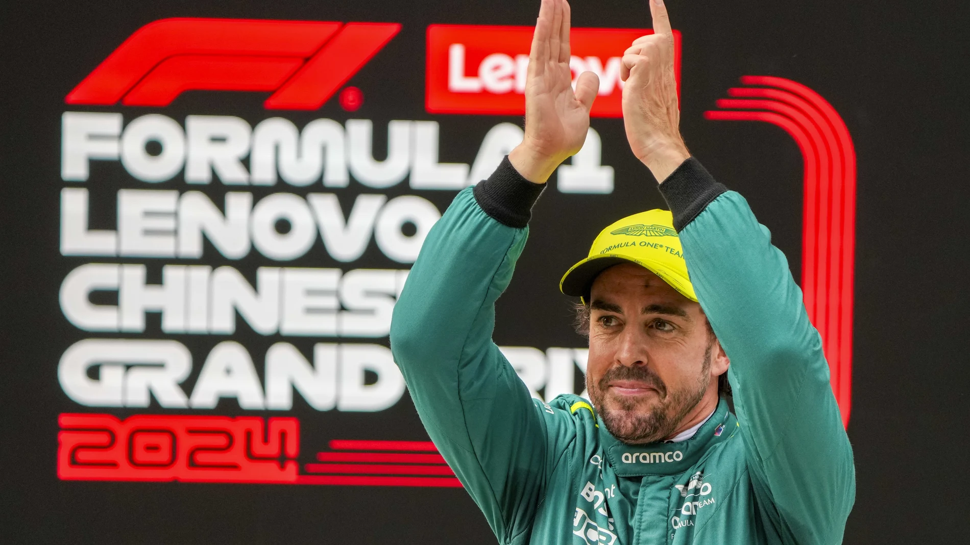 Fernando Alonso celebra su tercer puesto en la Q3 de China