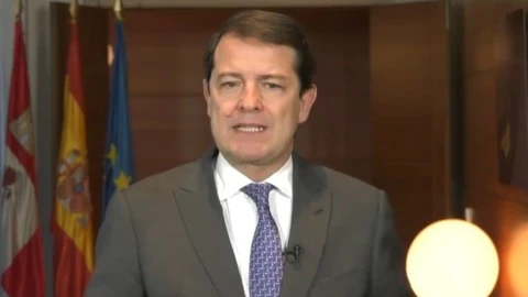 Mañueco destaca el compromiso de la Junta en la investigación y tratamiento de la FOP y se acuerda del pequeño Darío