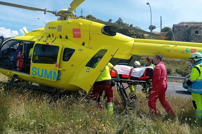 Cuatro motoristas heridos, uno muy grave, al colisionar con un turismo en Navalagamella