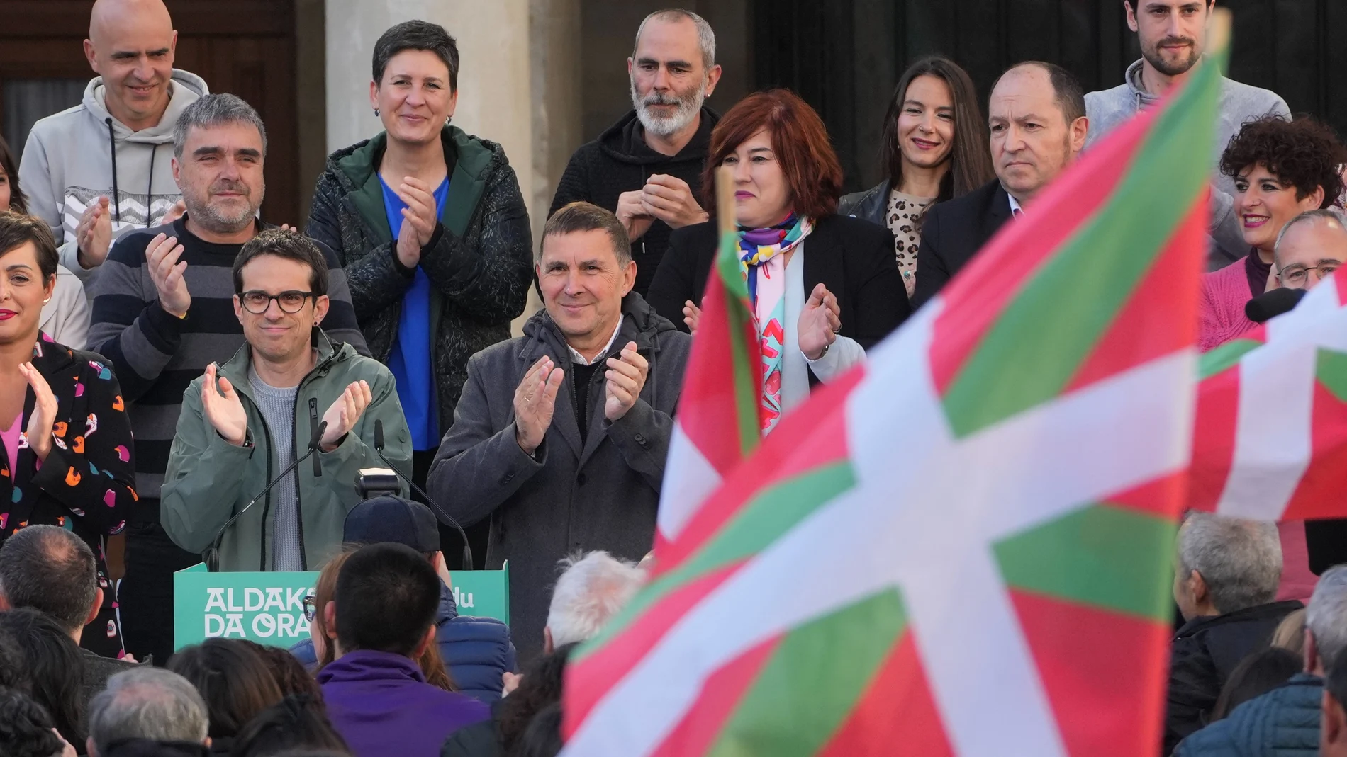 El coordinador de EH Bildu Arnaldo Otegi (c) y el candidato Pello Otxandiano (2i) durante un acto de campaña para las elecciones vascas celebrado este jueves en Vitoria. 