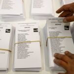 Papeletas de los tres partidos con mayor representación parlamentaria PNV, PSE-EE y Eh Bildu, en un centro cívico para poder votar a las elecciones vascas del 21 de abril.