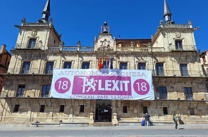 Conceyu País Llionés coloca un año más en la plaza Mayor de León la pancarta que reivindica la autonomía para la Región Leonesa