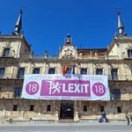 Pancarta del Conceyu País Llionés en la plaza Mayor de León