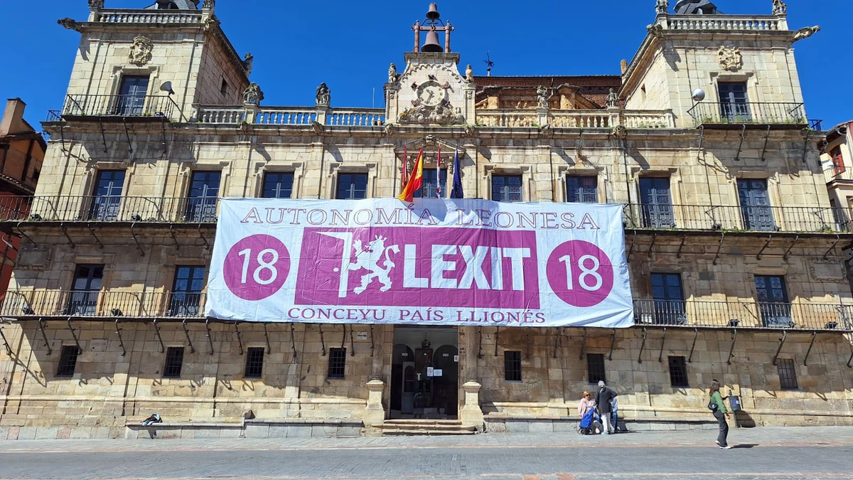 Conceyu País Llionés coloca un año más en la plaza Mayor de León la pancarta que reivindica la autonomía para la Región Leonesa