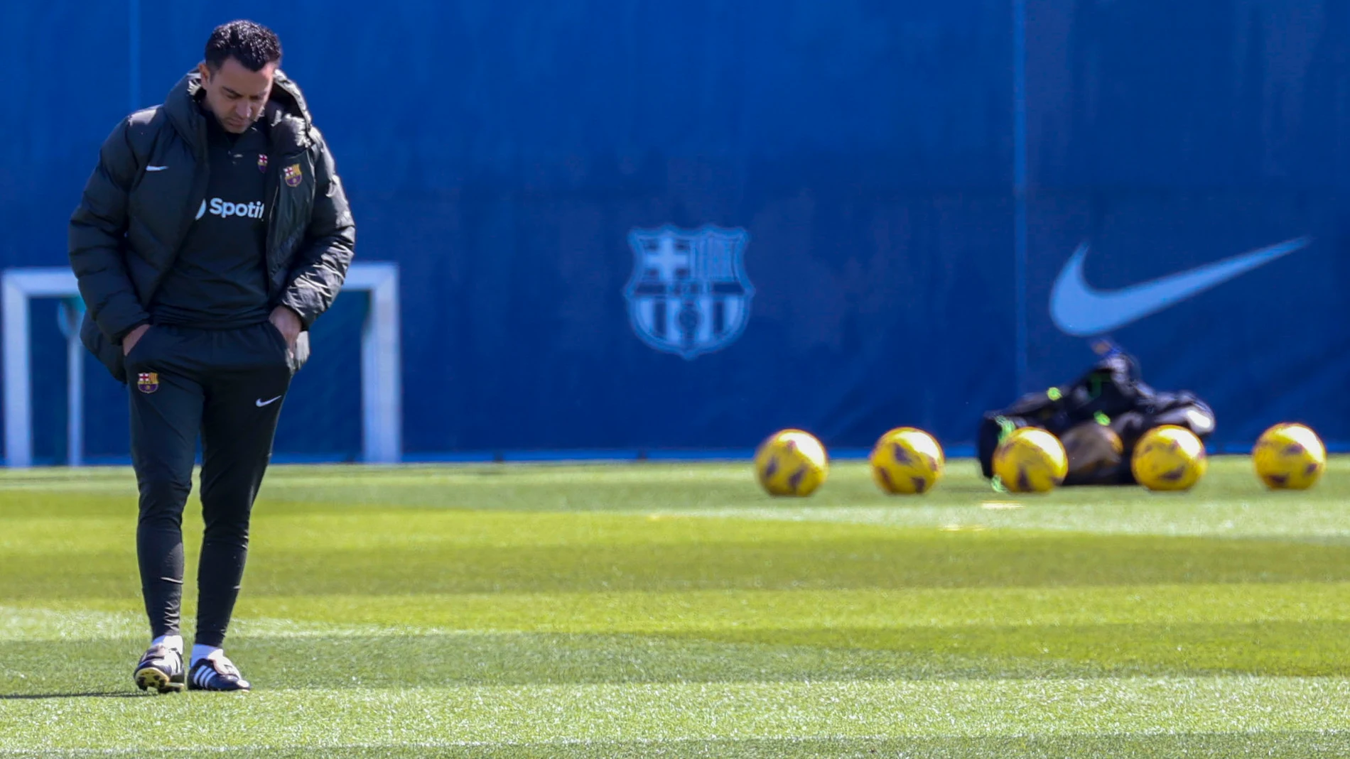 SANT JOAN DESPÍ (BARCELONA), 20/04/2024.- El técnico del FC Barcelona, Xavi Hernández, durante el entrenamiento que realiza la plantilla barcelonista este sábado en la Cidad Deportiva Joan Gamper para preparar el partido de liga que disputarán mañana ante el Real Madrid en el Santiago Bernabéu. EFE/ Toni Albir