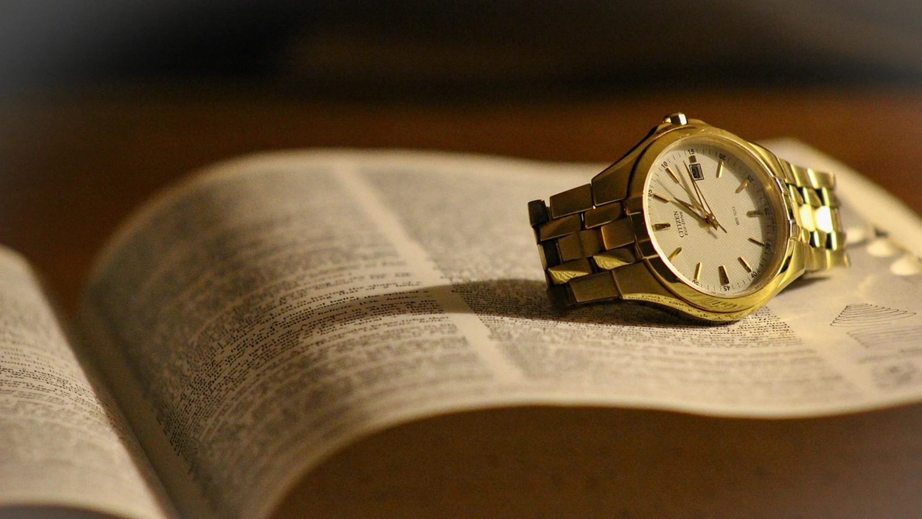 La palabra "reloj" es una de las pocas palabras que "jota" en el castellano