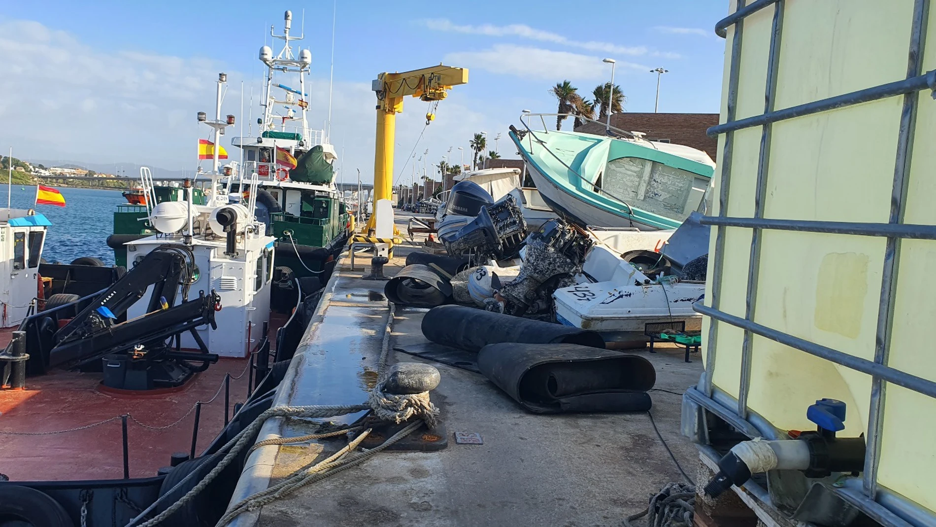 Restos de embarcaciones en el puerto de Algeciras. VERDEMAR-ECOLOGISTAS EN ACCIÓN 19/04/2024