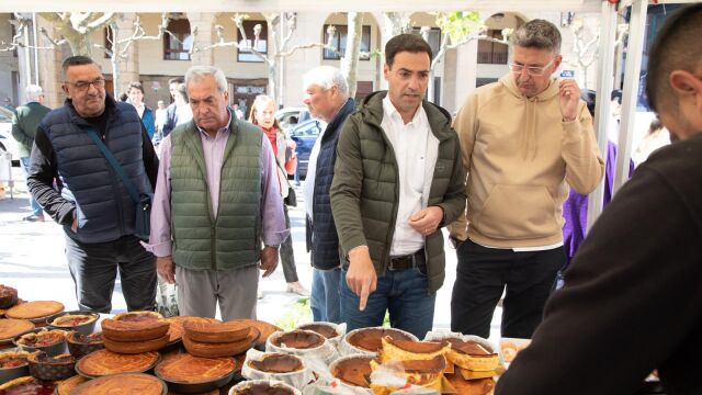 El candidato del PNV a lendakari, Imanol Pradales, esta mañana en uno de los puestos del mercado de Portugalete 