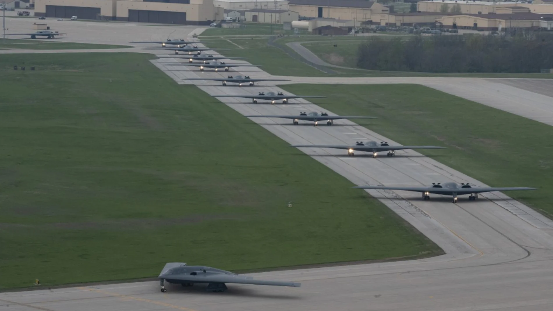 Bombarderos furtivos B-2 Spirit en la pista de aterrizaje de la Base de la Fuerza Aérea Whiteman, Missouri