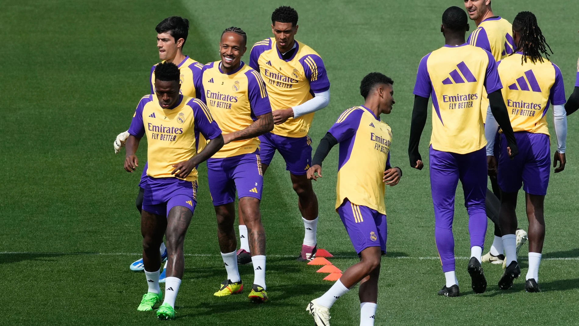 MADRID, 20/04/2024.- Los jugadores del Real Madrid Vinicius Jr. (i), Eder Militao (3i) y Jude Bellingham (4i), entre otros, durante el entrenamiento realizado en la Ciudad Deportiva de Valdebebas para preparar el partido de Liga de mañana domingo frente al FC Barcelona. EFE/Borja Sánchez Trillo