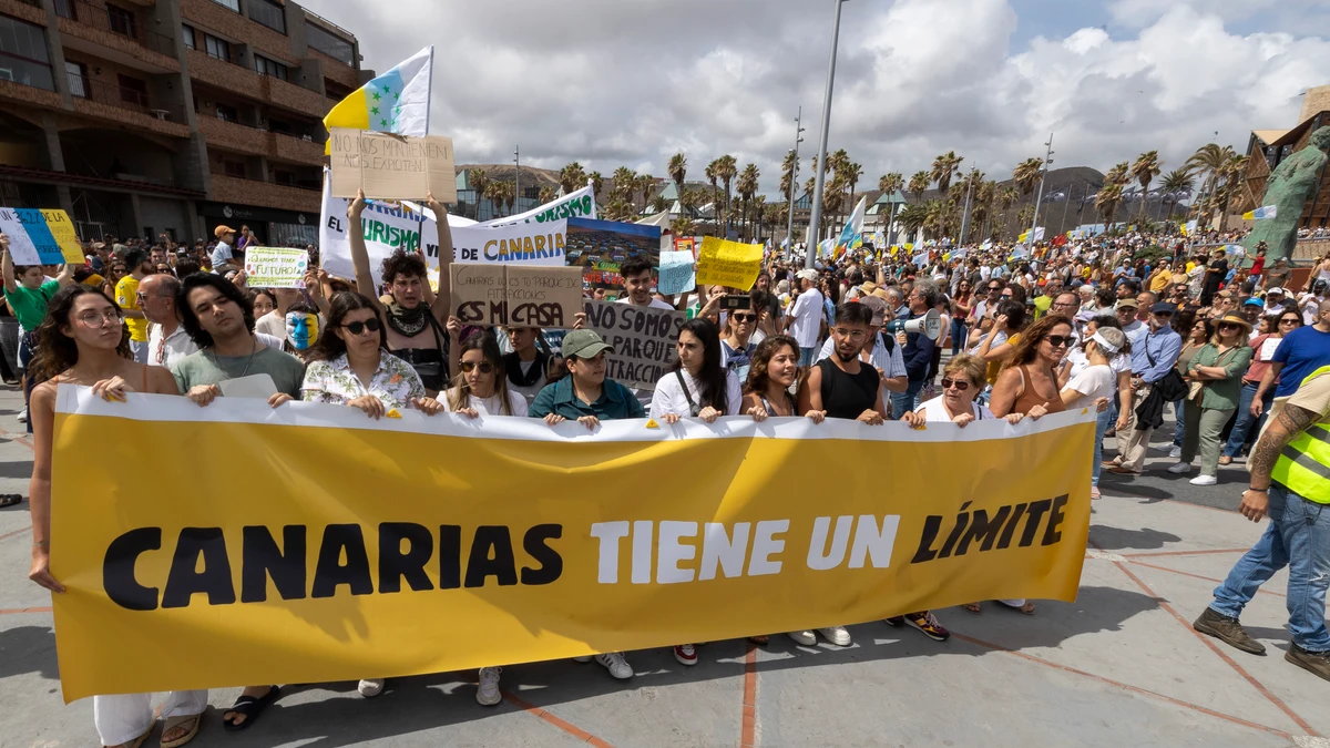 Una marea humana toma las calles de las islas contra el turismo de masas: ‘Canarias tiene un límite’