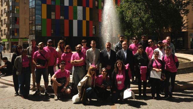 El presidente de las Cortes, Carlos Pollán, junto a los participantes en el certamen
