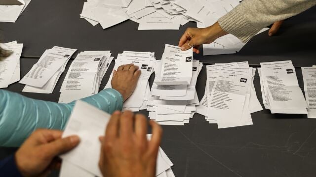 Recuento de papeletas en un colegio tras la jornada electoral vasca, hoy domingo el Bilbao. 