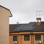 Imagen de una vivienda con placas solares en su tejado.