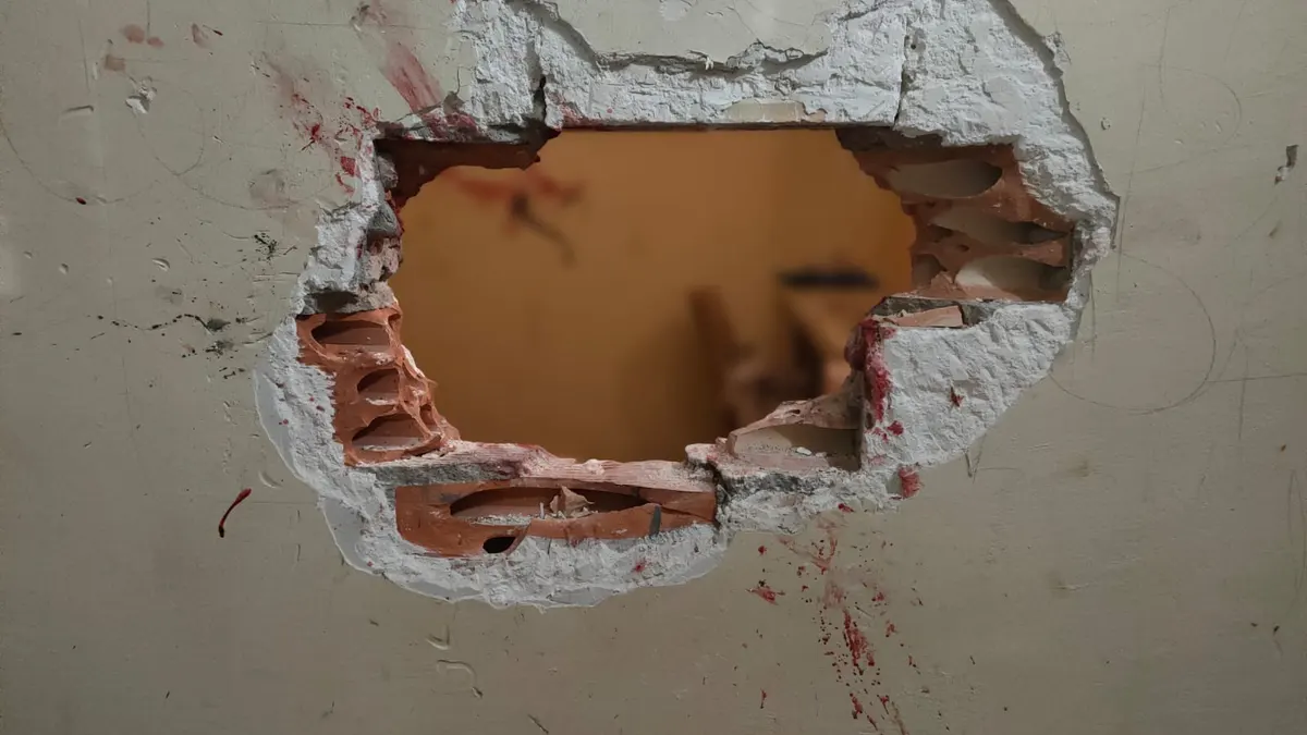 Dos presos destrozan una pared de la cárcel de Ponent (Lleida) para intentar matarse