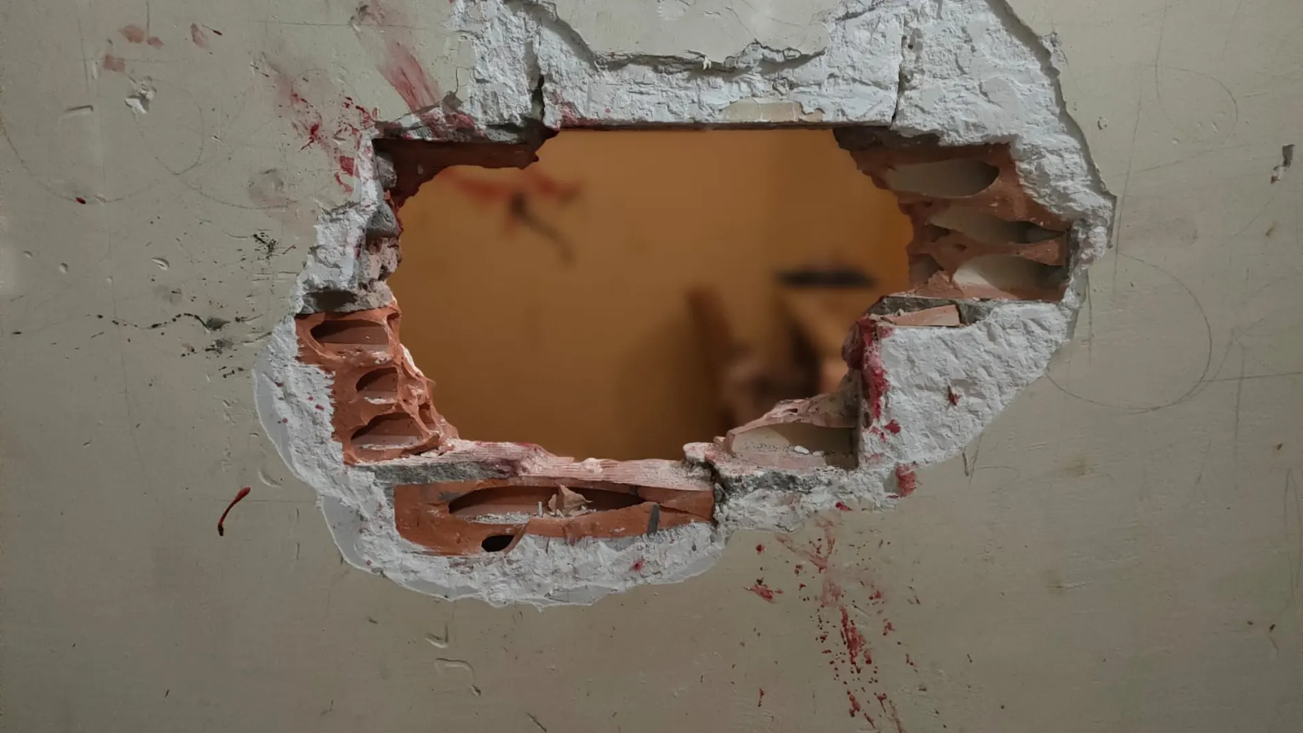 El agujero en la pared causado por los dos internos