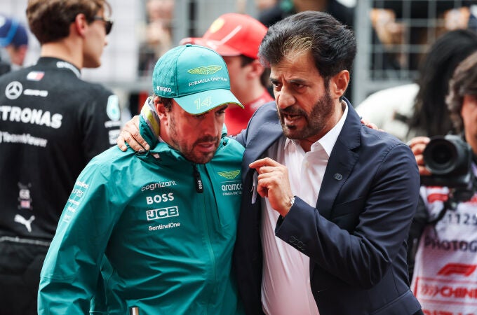 Fernando Alonso escucha al presidente de la FIA Ben Sulayem