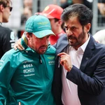 Fernando Alonso escucha al presidente de la FIA Ben Sulayem