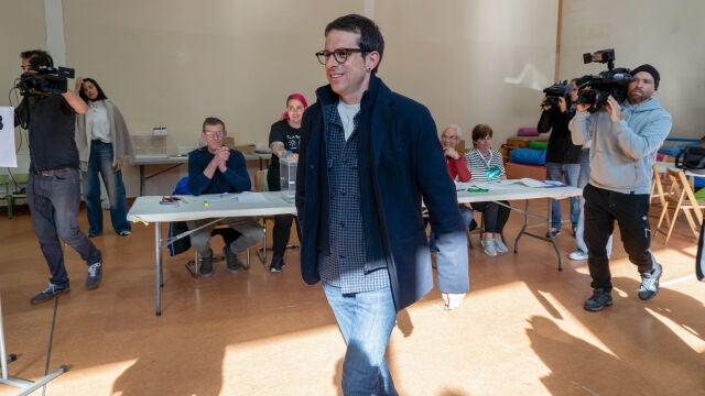 Pello Otxandiano acude a votar en Otxandio (Vizcaya)