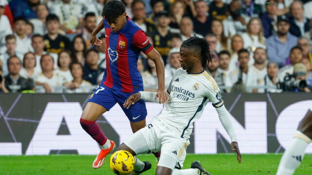 Lamine Yamal disputa un balón con Eduardo Camavinga en el último Clásico