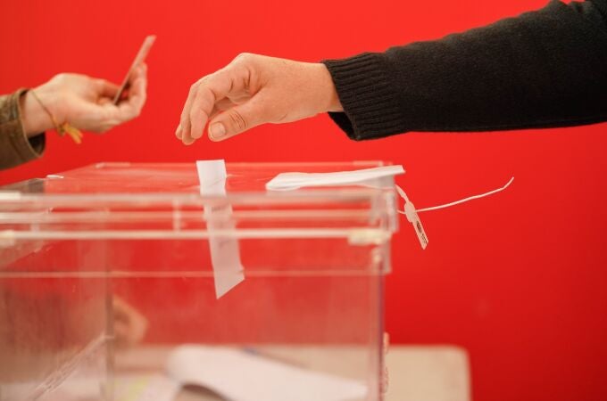 Una persona ejerce su derecho a voto en las elecciones autonómicas vascas, en el Colegio Público Otxandio, a 21 de abril de 2024, en Otxandio, Vizcaya, País Vasco (España). 