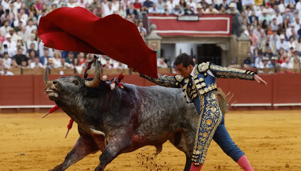 El diestro David Fandila &quot;El Fandi&quot; con el cuarto toro de la tarde en el último festejo de la Feria de Abril, hoy domingo en la Real Maestranza de Sevilla, con toros de Miura. 