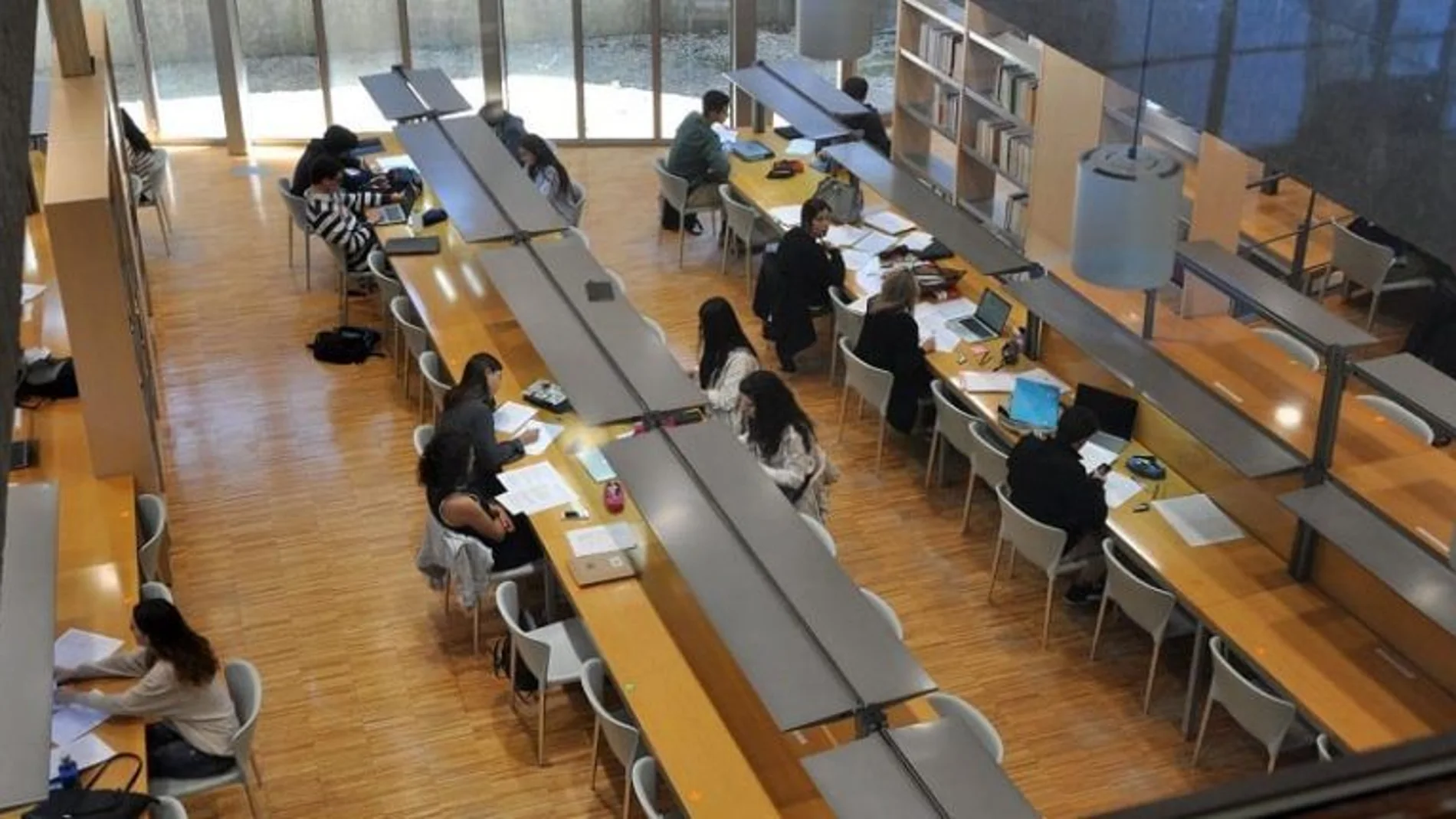 Estudiantes en una de las bibliotecas de la Universidad de Vigo. 