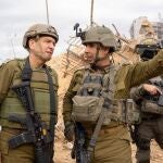 El jefe de la Dirección de Inteligencia, Aharon Haliva (i), solicitó este lunes poner fin a su cargo castrense, al considerarse responsable de la inacción militar que no evitó el ataque múltiple de Hamás del pasado 7 de octubre en el que murieron 1.200 personas en territorio israelí. 