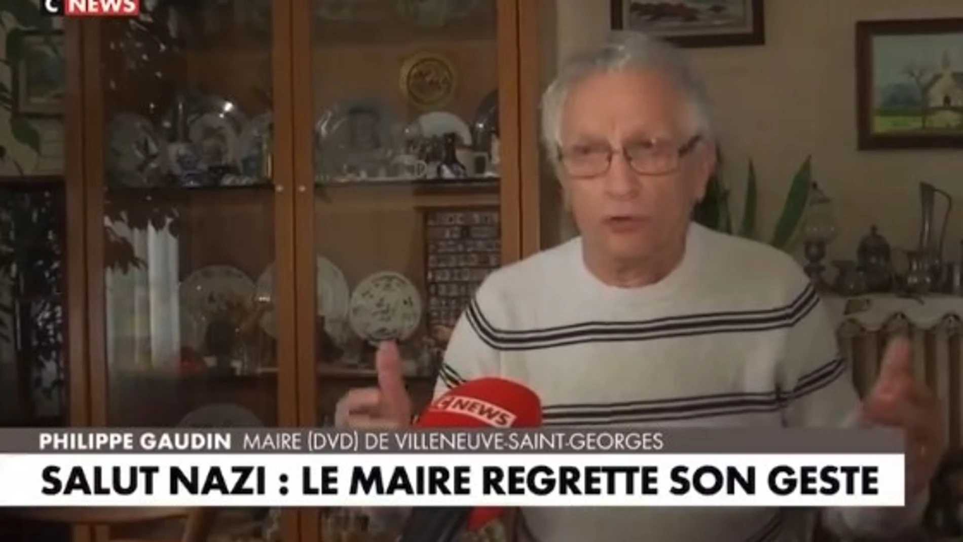 Un alcalde causa indignación en Francia tras realizar el saludo nazi en un pleno municipal