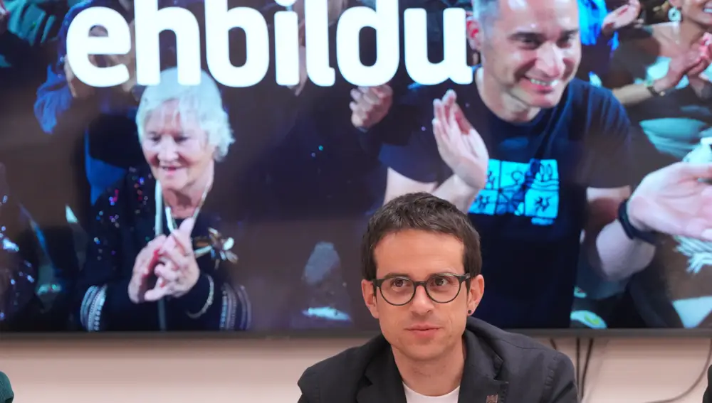 El candidato de EH Bildu a lehendakari, Pello Otxandiano, durante una reunión de EH Bildu, en la sede del partido, a 22 de abril de 2024, en San Sebastián.