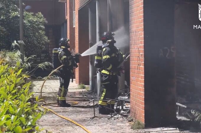 Cinco dotaciones de Bomberos sofocan un incendio en un inmueble de Puentes de Vallecas (Madrid) con 9 intoxicados leves