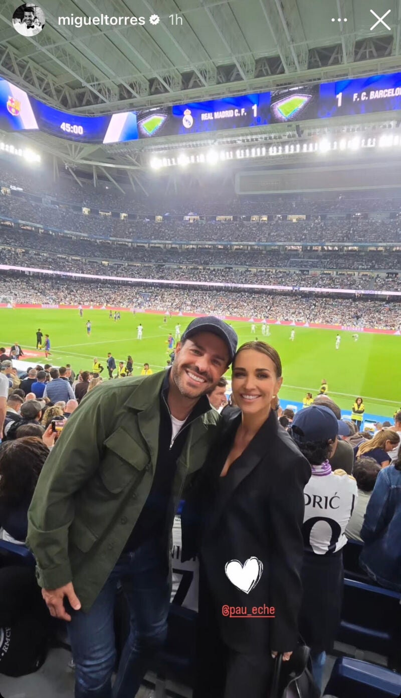 Paula con traje negro en el clásico.