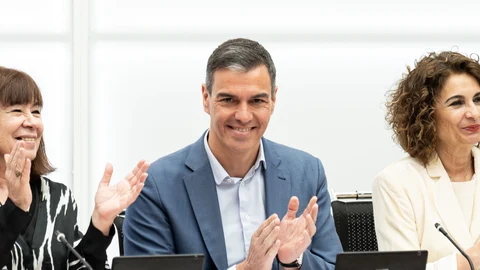 (I-D) La presidenta del PSOE, Cristina Narbona; el presidente del Gobierno, Pedro Sánchez, y la vicepresidenta primera del Gobierno y ministra de Hacienda, María Jesús Montero, durante una reunión de la Ejecutiva Federal y después de lo comicios vascos de ayer, en la sede del PSOE, a 22 de abril de 2024, en Madrid.
