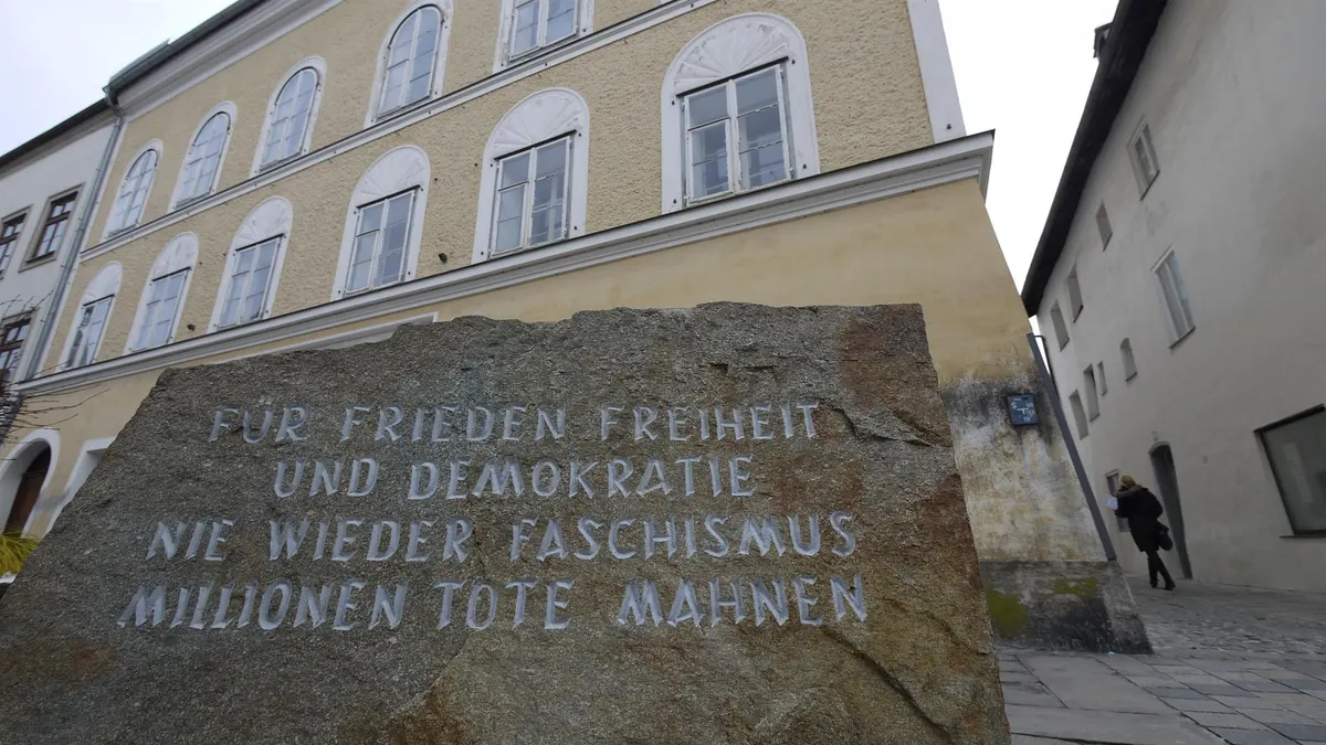 Detenidos cuatro alemanes por dejar flores y hacer el saludo nazi en la casa natal de Hitler