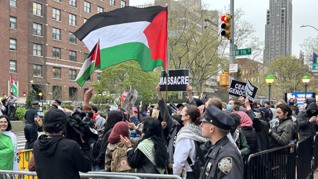 Personas participan en una protesta en apoyo a Palestina a las afueras de la Columbia University este miércoles, en Nueva York (EE. UU). 