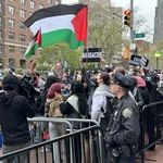 Personas participan en una protesta en apoyo a Palestina a las afueras de la Columbia University este miércoles, en Nueva York (EE. UU). 
